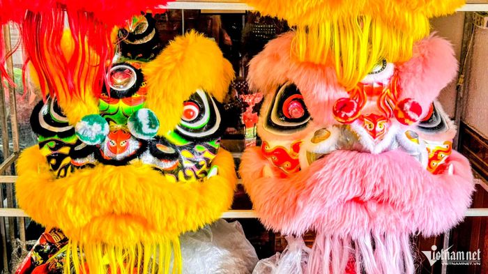 Đôi mắt được chăm chút kỹ lưỡng để tạo thần thái riêng cho mỗi chiếc đầu lân. Ảnh: Minh Tiến