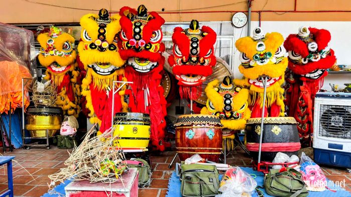 Những chiếc đầu lân rực rỡ sắc màu được hoàn thiện để phục vụ mùa Trung thu. Ảnh: Minh Tiến