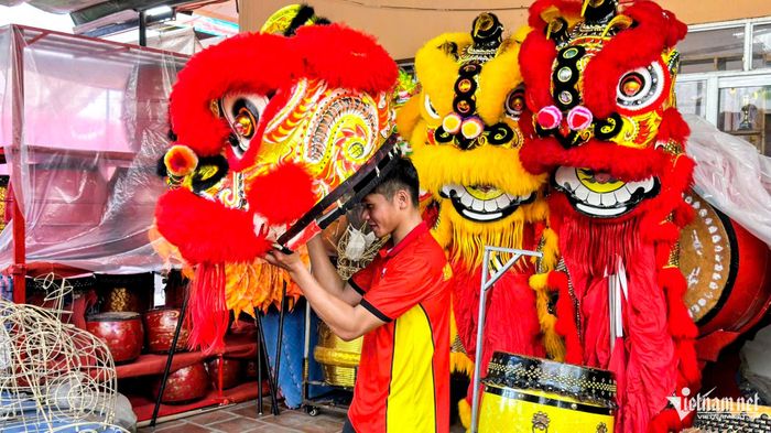 Mỗi chiếc đầu lân sau khi hoàn thiện mang dấu ấn riêng của người nghệ nhân. Ảnh: Minh Tiến