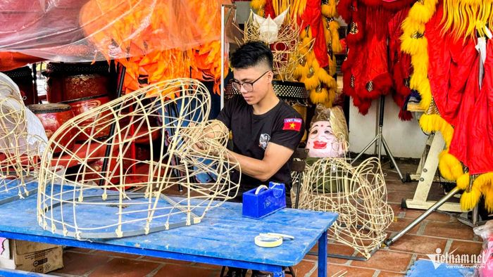 Cơ sở làm đầu lân của anh Tùng tất bật những ngày cận Rằm tháng Tám. Ảnh: Ngọc Ánh