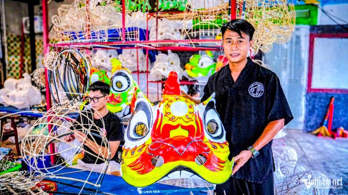 Anh Đoàn Thanh Tùng gắn bó với nghề làm đầu lân thủ công hơn 14 năm. Ảnh: Ngọc Ánh