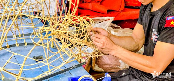 Người thợ tỉ mỉ tạo hình từng chiếc đầu lân bằng phương pháp thủ công. Ảnh: Ngọc Ánh