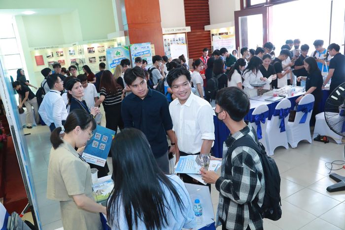 Sinh viên tìm hiểu thông tin về chương trình học bổng INTENSE tại Hà Nội. Ảnh: Thủy Tiên