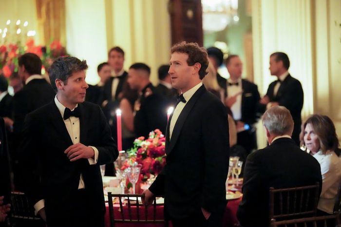 CEO OpenAI Sam Altman (trái) và CEO Meta Mark Zuckerberg. Ảnh: NYT