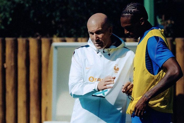 Sau 20 năm, Zidane trở lại với tuyển Pháp ở cương vị khác. Ảnh: FFF