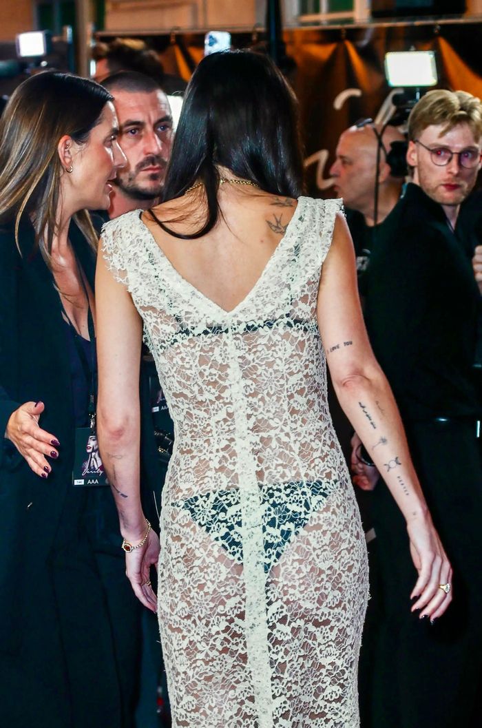 Dakota Johnson thường xuyên mặc đồ xuyên thấu hở bạo.