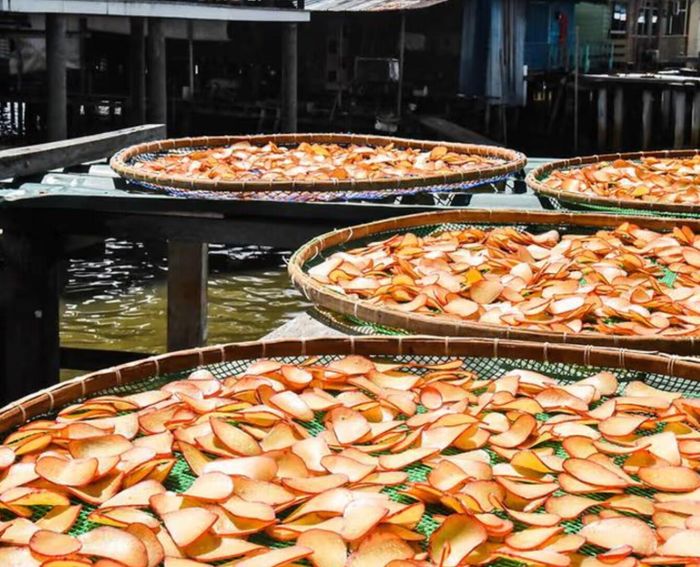Bánh phồng tôm do phụ nữ địa phương làm đang phơi khô dưới ánh nắng mặt trời. Ảnh: Jack Board