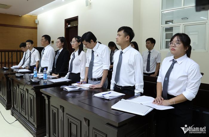 Các luật sư tham gia bào chữa cho các bị cáo.