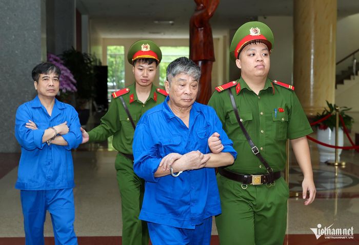 Các bị cáo được dẫn giải đến tòa.