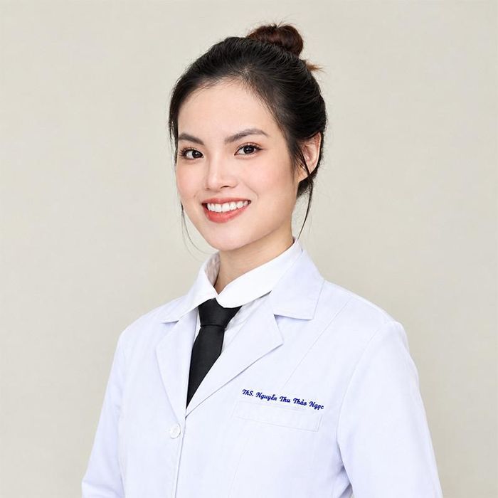 Sunny Đan Ngọc trong màu áo blouse trắng.
