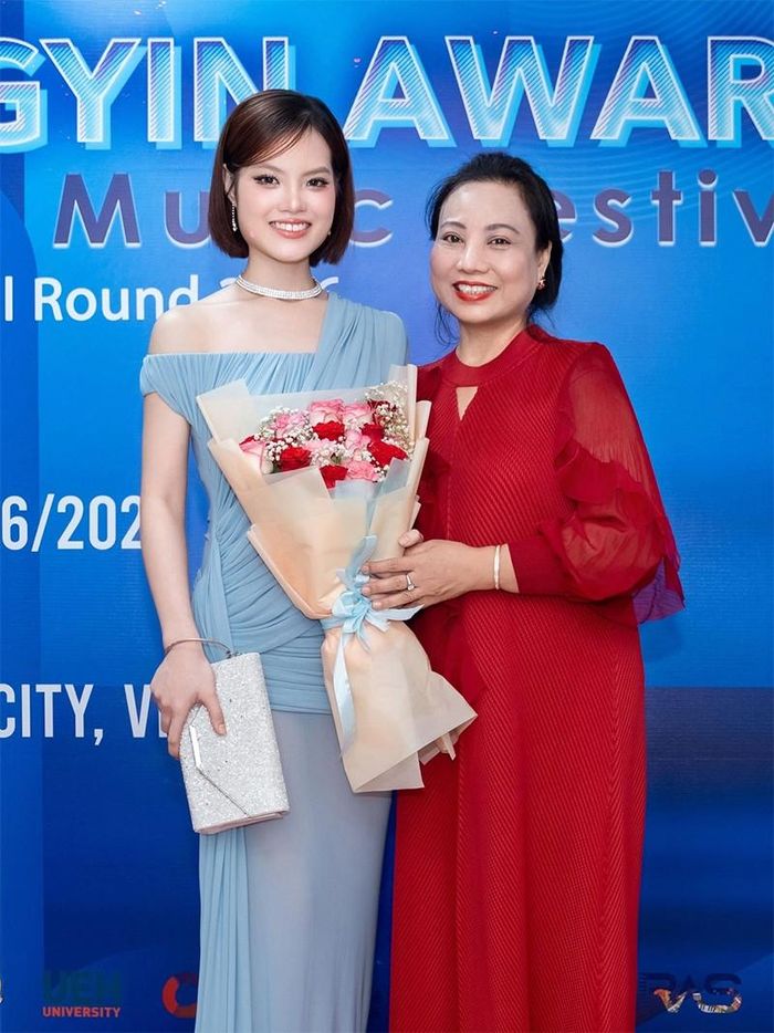 Sunny Đan Ngọc chụp ảnh cùng mẹ - bác sĩ Ngô Kim Thanh.