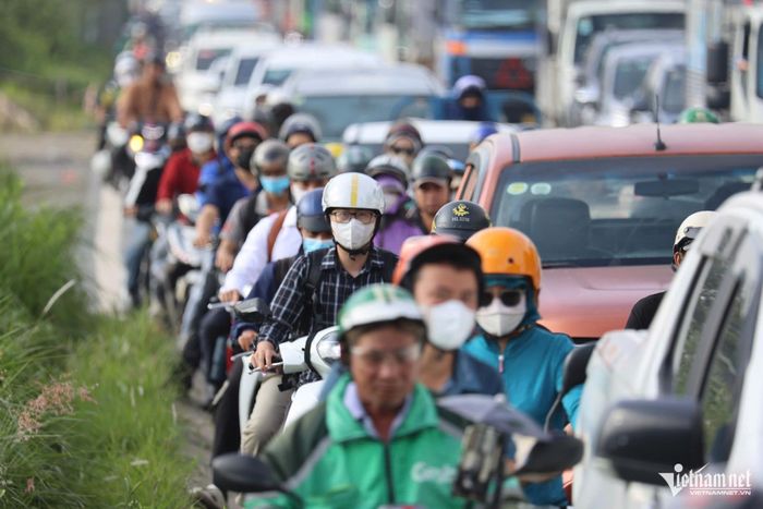 Khu vực vòng xoay Liên Phường giao thông rối loạn, người dân chật vật di chuyển. Ảnh: TK 