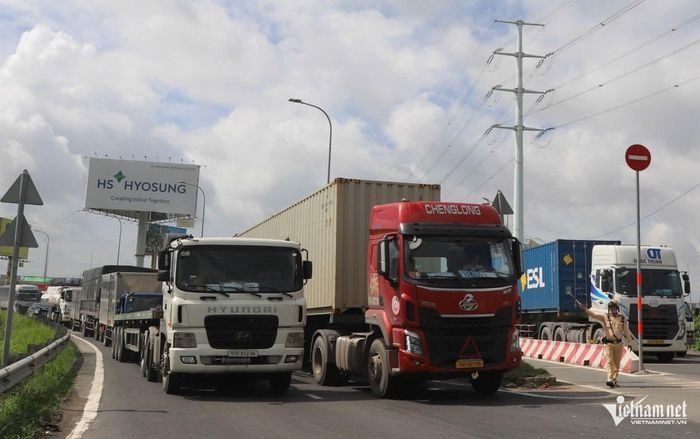 CSGT lập chốt, điều tiết lượng xe từ cao tốc xuống Vành đai 2 để về vòng xoay Liên Phường. Ảnh: TK 
