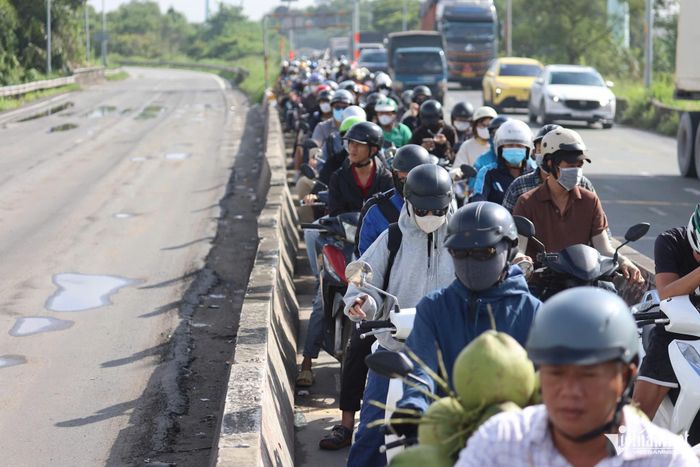 Dòng phương tiện nhích từng mét trên đường Vành đai 2, đoạn qua khu vực nhánh dốc cao tốc đang sửa chữa. Ảnh: TK 