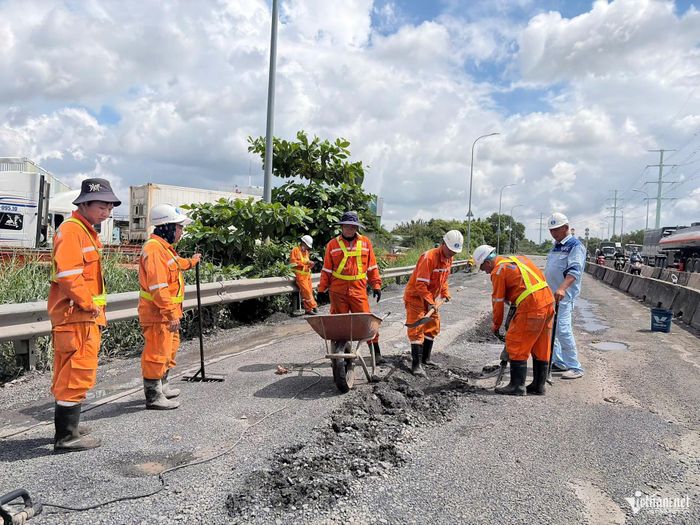 Mặt đường nhánh B1 (dốc cao tốc xuống Vành đai 2) được cào xới để tái lập trong thời gian tạm dừng lưu thông. Ảnh: TK 