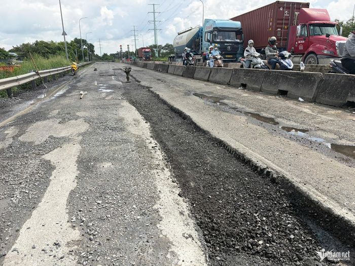 Hiện trường đoạn đường nhánh cao tốc TPHCM - Long Thành - Dầu Giây xuống Vành đai 2 sụp lún nghiêm trọng. Ảnh: TK