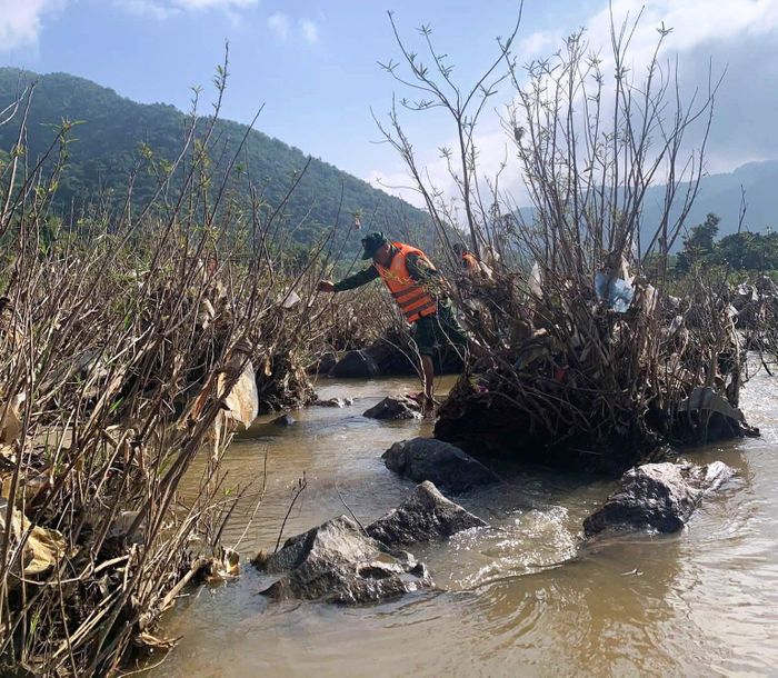 Các lực lượng chức năng đang nỗ lực tìm kiếm nạn nhân. Ảnh: Biên phòng