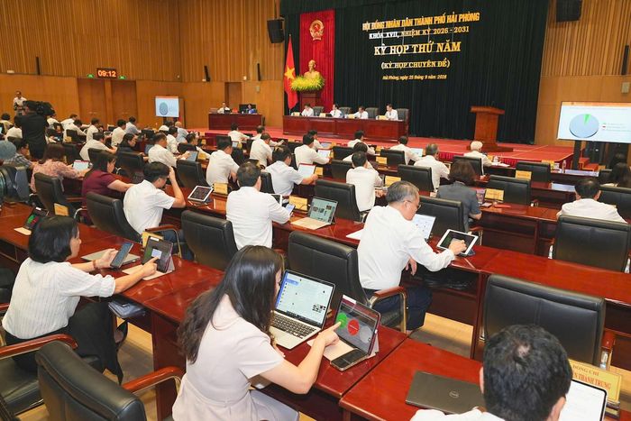 Các đại biểu thông qua 15 nghị quyết về các hoạt động kinh tế - xã hội