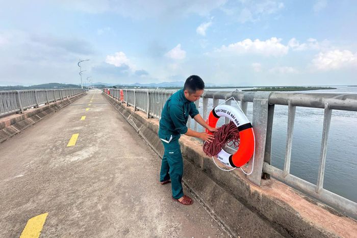 Các khu vực cầu, đường sát biển ở Quảng Ninh đã được triển khai lắp vật dụng hỗ trợ cứu nạn đuối nước. Ảnh: Phạm Công