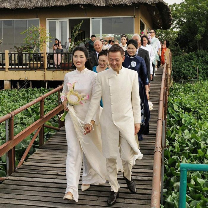 Chú rể cùng đoàn nhà trai hân hoan đi đón dâu