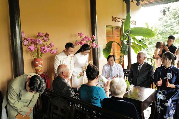 Khoảnh khắc ấm áp trong hôn lễ của cặp đôi 