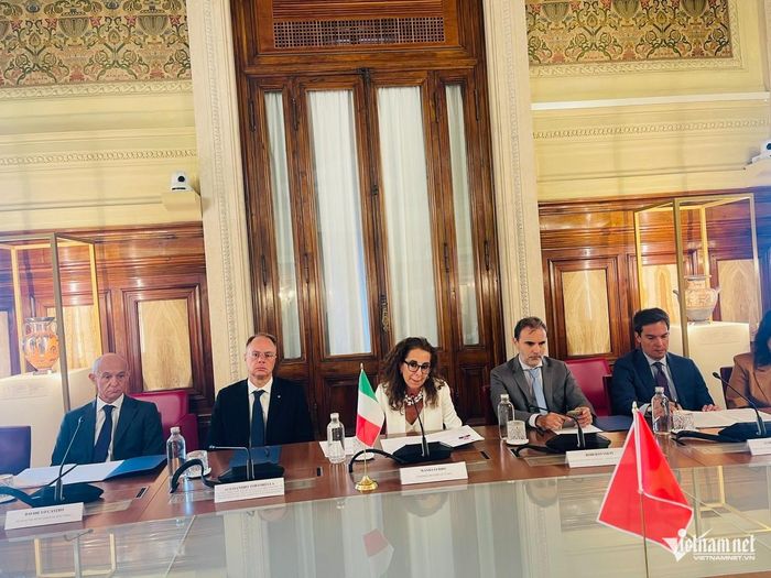 Quốc vụ khanh Wanda Ferro cùng các thành viên Bộ Nội vụ Italia tại cuộc họp song phương.