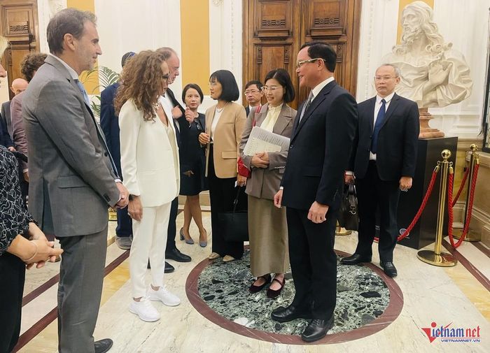 Quốc vụ khanh Wanda Ferro trao đổi cùng Bộ trưởng Nguyễn Đình Khang bên lề cuộc họp.