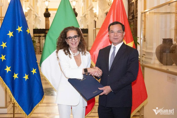 Bộ trưởng Nguyễn Đình Khang và Quốc vụ khanh Bộ Nội vụ Italia Wanda Ferro tại cuộc họp song phương về hợp tác trong lĩnh vực dân tộc, tôn giáo.
