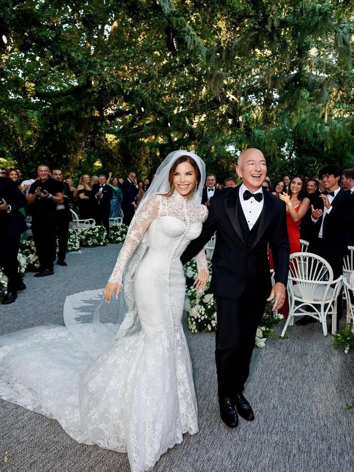 Jeff Bezos và Lauren Sánchez trong ngày cưới. 