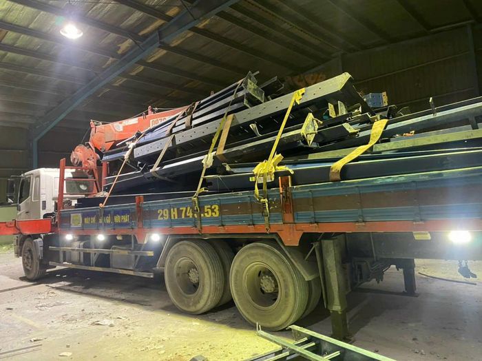 Từ vài chuyến xe thuê ngoài ban đầu, Huy Phát dần xây dựng đội xe chuyên dụng riêng gồm xe cẩu và xe tải trọng lớn, chủ động hoàn toàn khâu vận chuyển