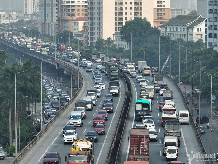 Vành đai 3 trên cao ở Hà Nội thường xuyên lâm vào cảnh ùn tắc kéo dài. Ảnh: Đình Hiếu