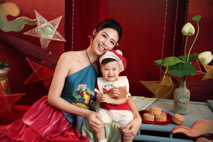 Hoa hậu Ngọc Hân đón trung thu bên con trai.