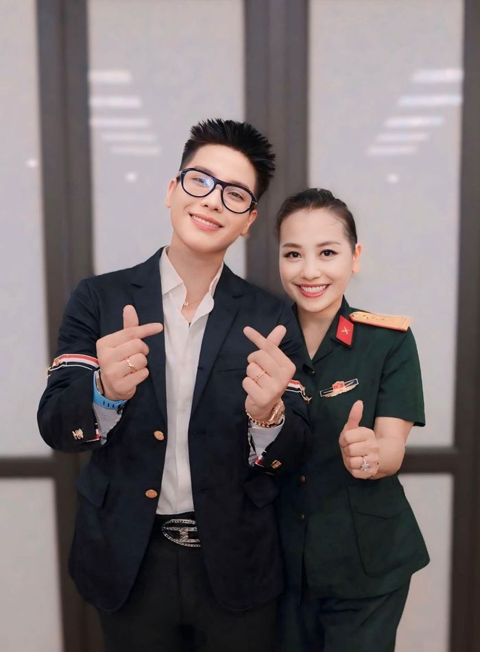 NSND Nguyễn Thị Thu Hà thân thiết bên ca sĩ Quân A.P.