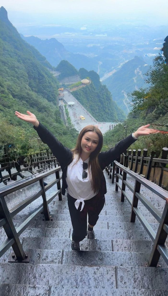 Diễn viên Lam Anh vi vu Trung Quốc.