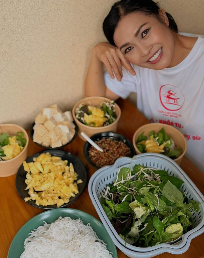 Ca sĩ Phương Thanh trổ tài làm món bún nước tương chay.