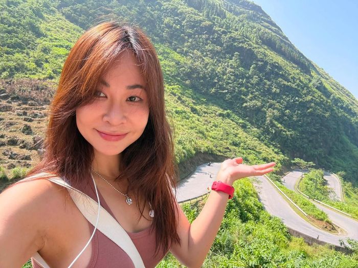 Ca sĩ Uyên Linh say mê chinh phục các cung đường Hà Giang. 