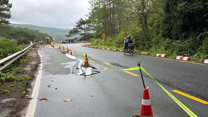 Vết nứt dài khoảng 50m trên mặt đường đèo ở Đà Lạt. Ảnh: X.N
