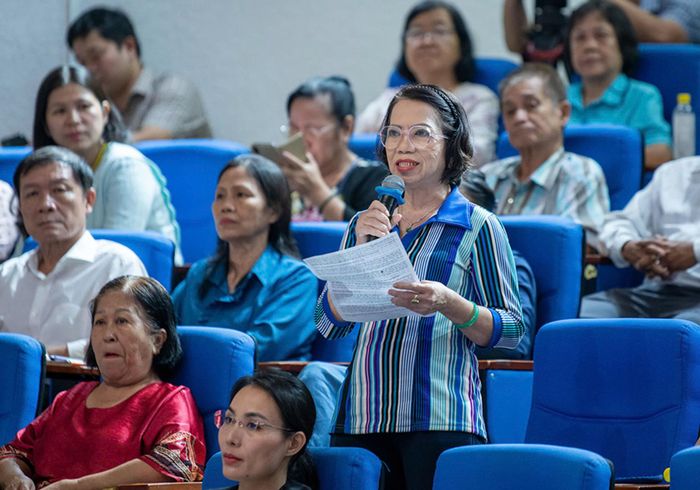 Cử tri phát biểu ý kiến. Ảnh: Lâm Hiển