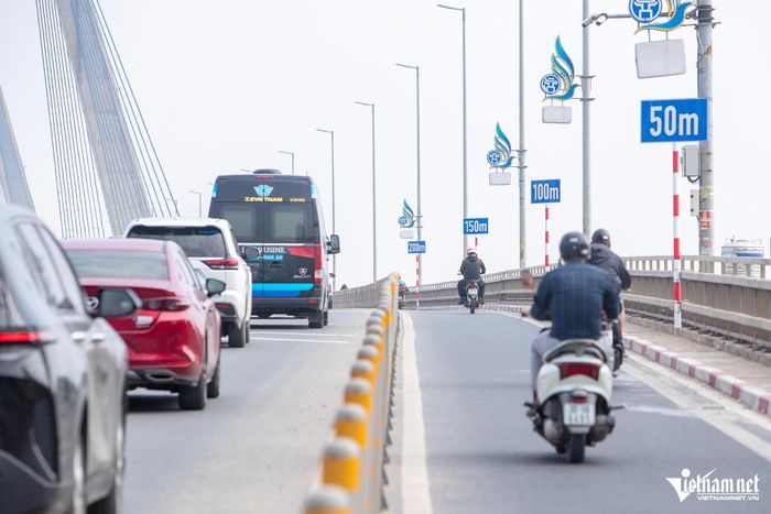 Biển báo và vạch định khoảng cách được lắp trên cầu Nhật Tân. Ảnh: Đình Hiếu