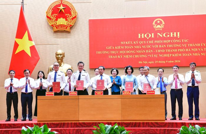 Đại diện lãnh đạo KTNN và Ban Thường vụ Thành ủy Hà Nội, Ban Thường vụ Tỉnh ủy Sơn La đã ký kết Quy chế phối hợp công tác. Ảnh: KTNN