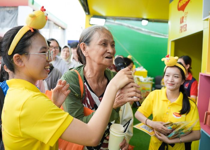 Người tham dự khám phá và tương tác cùng gian hàng