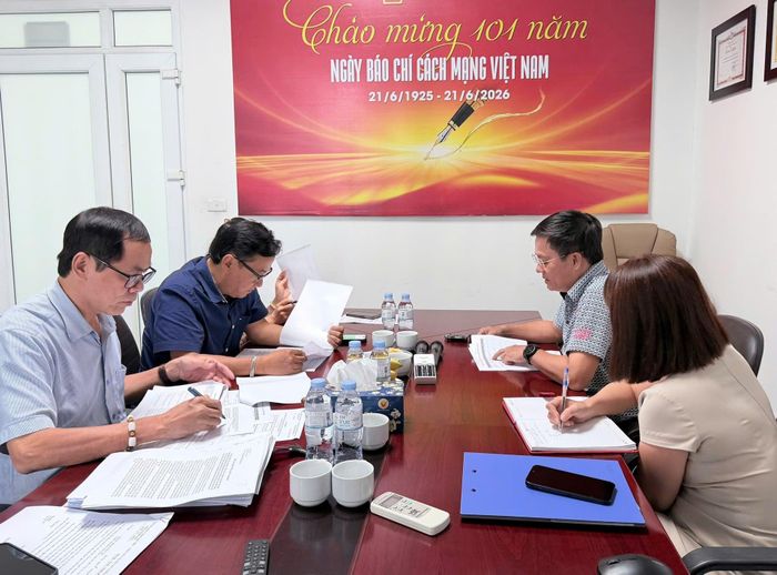Ban giám khảo cuộc thi viết “Cha và con gái” 2026 họp bàn chuẩn bị cho lễ trao giải.