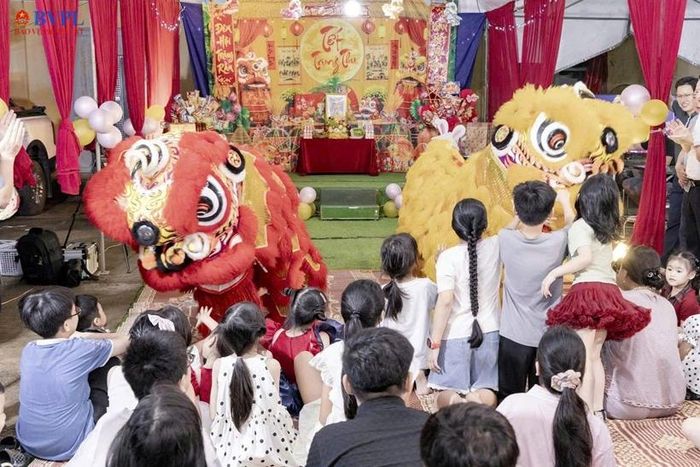 Màn múa lân đắc sắc tại chương trình.
