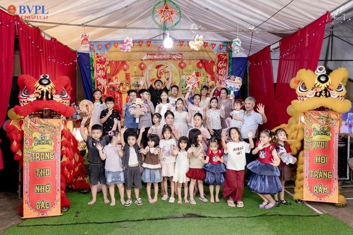 Các bạn nhỏ háo hức trong Đêm hội trăng rằm.