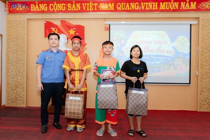 Và những món quà ý nghĩa dành tặng cho các bạn nhỏ.