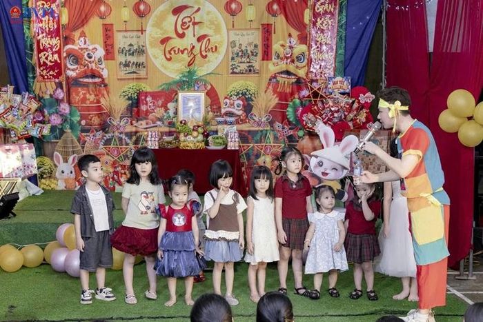 Các cháu thiếu nhi tham gia trò chơi.