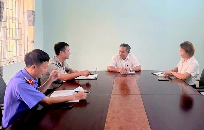 Kiểm sát viên VKSND khu vực 8, tỉnh Quảng Ngãi tham gia kiểm sát phiên họp.