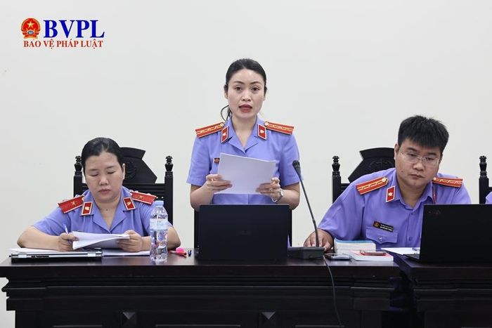   Đại diện VKSND TP Hà Nội công bố bản luận tội đối với các bị cáo.