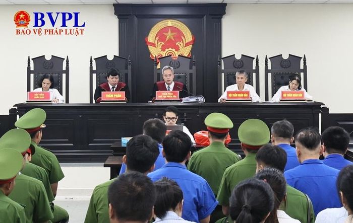  Hội đồng xét xử.