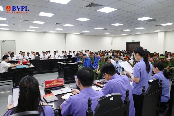  Quang cảnh đại diện VKSND TP Hà Nội công bố bản luận tội đối với các bị cáo.